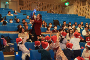 社員と子供達が楽しんでいる様子