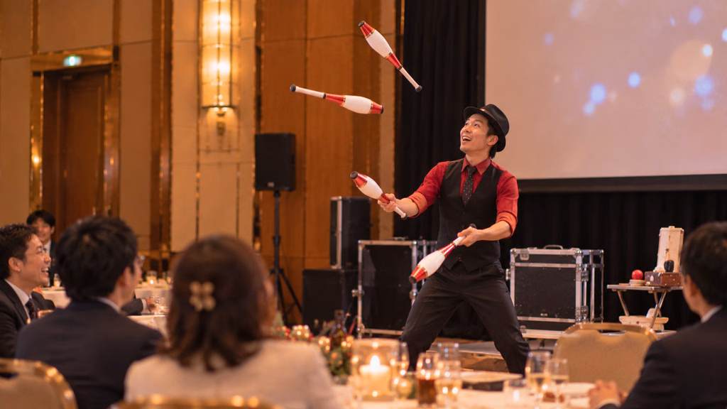クリスマスイベントのステージでジャグリングを見せるパフォーマー